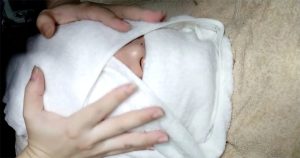 Bước 5: Dùng khăn nóng đắp lên và lau sạch.