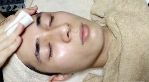 Bước 6: Lau sạch nước hoa hồng.